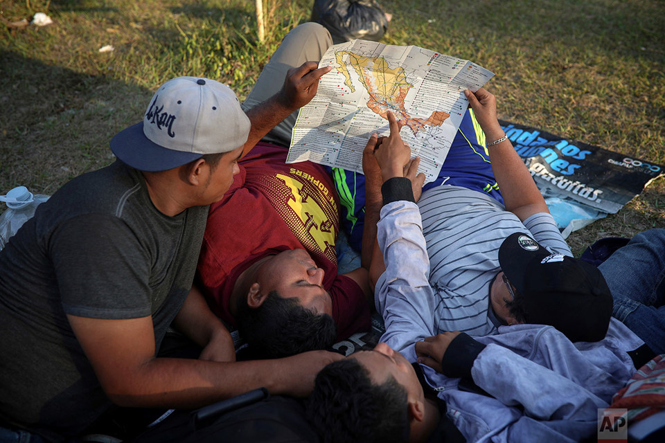 Đoàn di cư nghìn người chầu chực bên bờ giấc mơ Mỹ